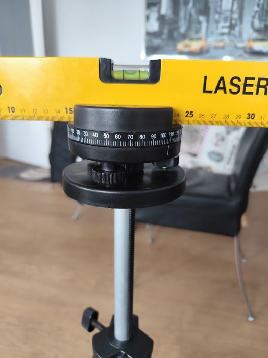 Лазерен нивелир  с тринога