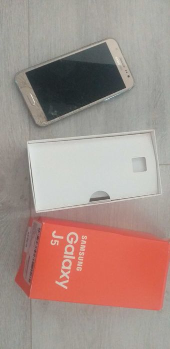 Galaxy J5 цена 80лв. с пукнато стъкло