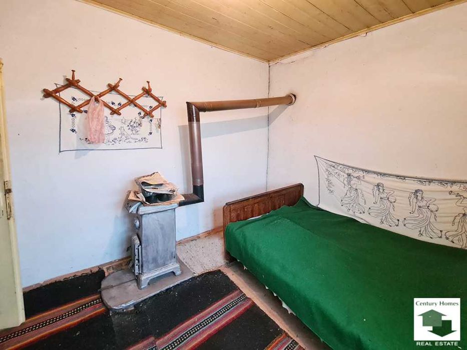 140312 Къща с равен двор и стопански постройки в с. Горна Липница