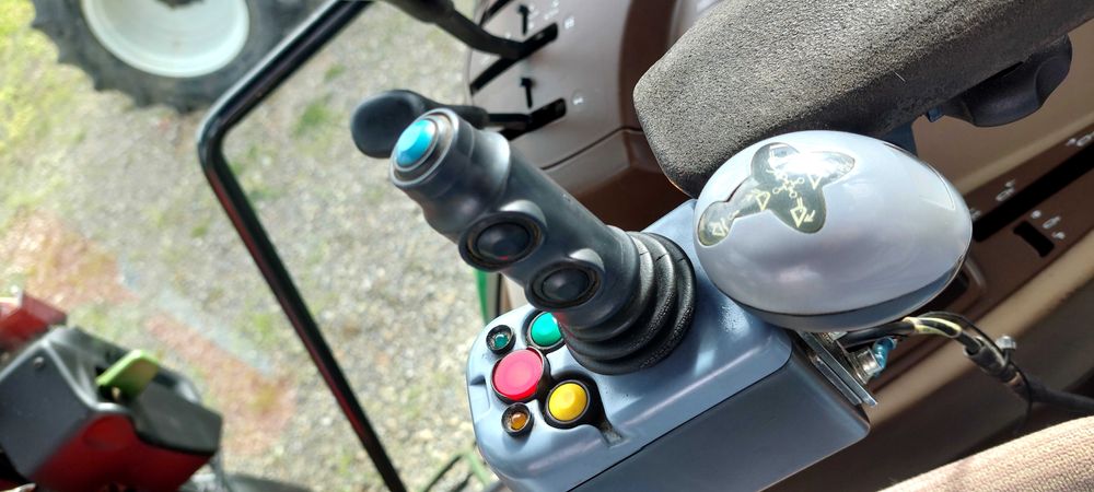 John Deere 5620 cu încărcător frontal