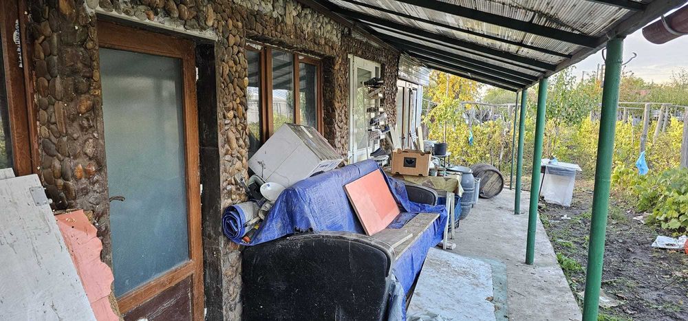 De vanzare teren cu dependințe (casa și magazie) în comuna Grivița