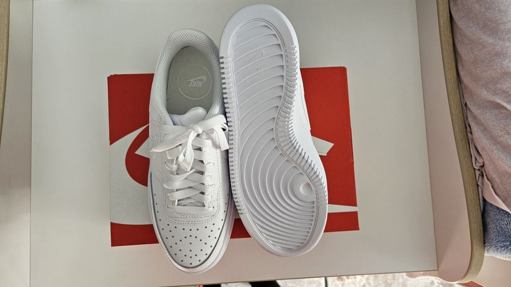 Бели маратонки Nike модел Court Vision Alta