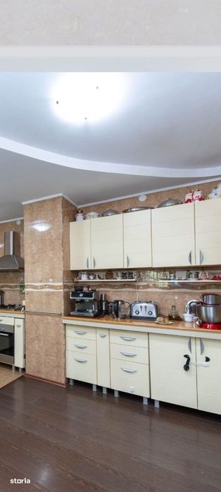 Vilă-Pensiune pe malul Marii Negre .cu 11 camere, 11 băi,curte 500mp.