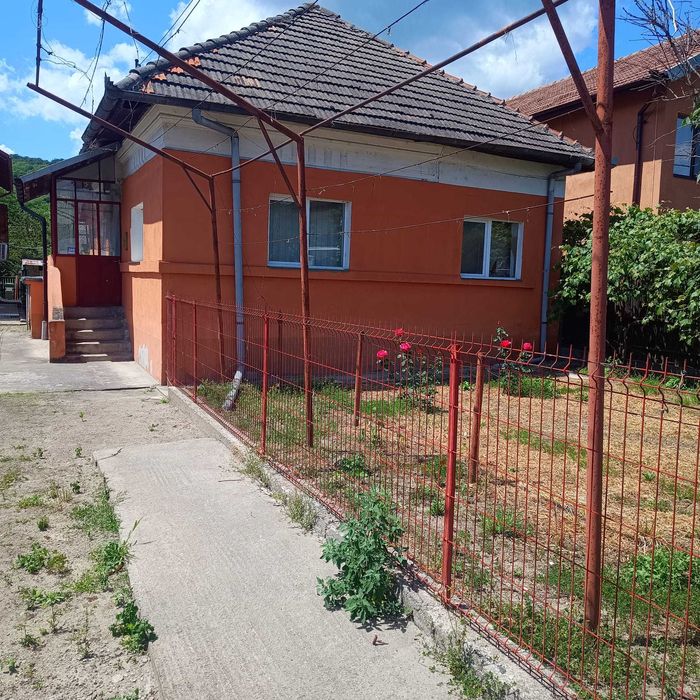 Casă 4 camere, livadă 800 mp, deschidere DN – Bujoreni (200m de pecop Boromir)