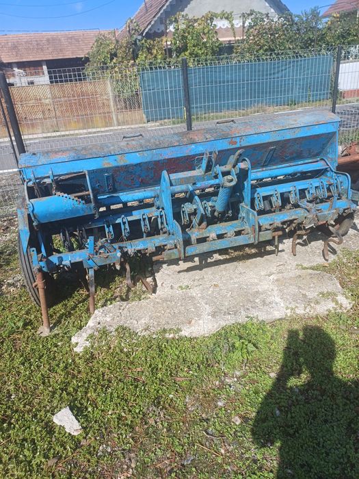 Vind semanatore de paioase și lucernă și un tăvălug