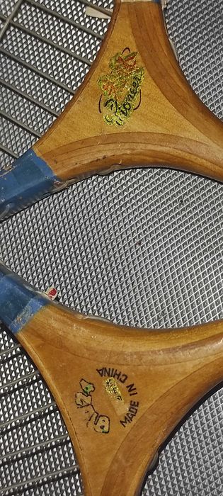 2 buc. PALETE RACHETE PT. BADMINTON. din lemn chinezesti  PIONEER. de epoca