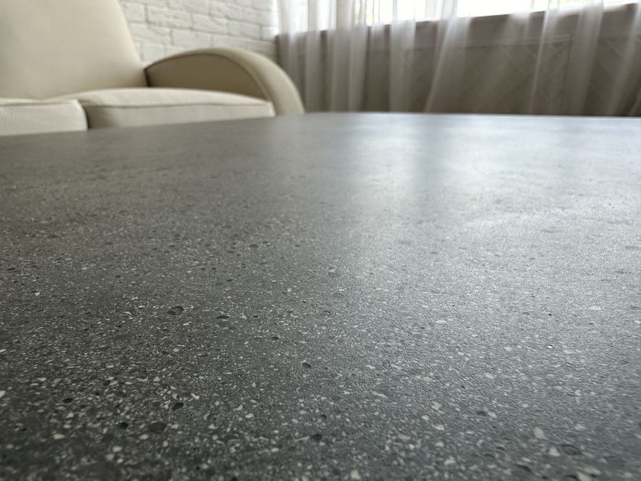 Маса от бетон с дървени крака, изработка по поръчка