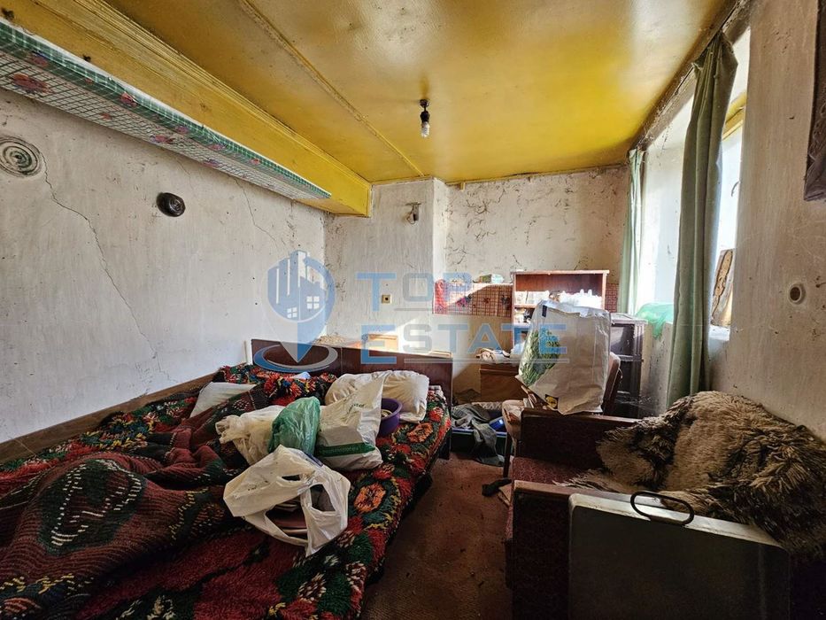 Двуетажна къща с кладенец и допълнителни постройки в с. Стефан Стамбо