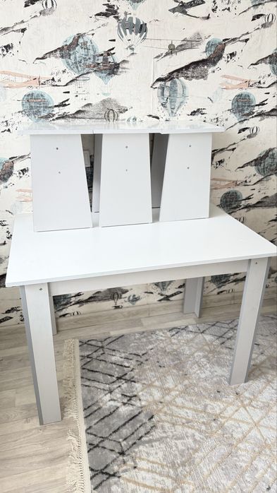 Стол табуреткаларымен жақсы состояниеде