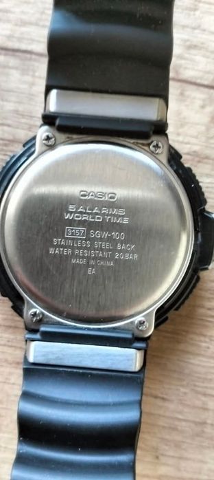 Casio SGW-100-1V. 

Компас, водоустойчив (200 метра).

Сменена каишка и батерия

Цена 30 €.