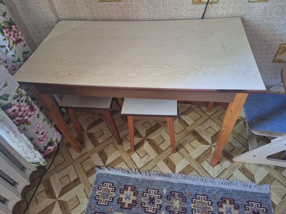 Продам стол кухонный + 2 табурета