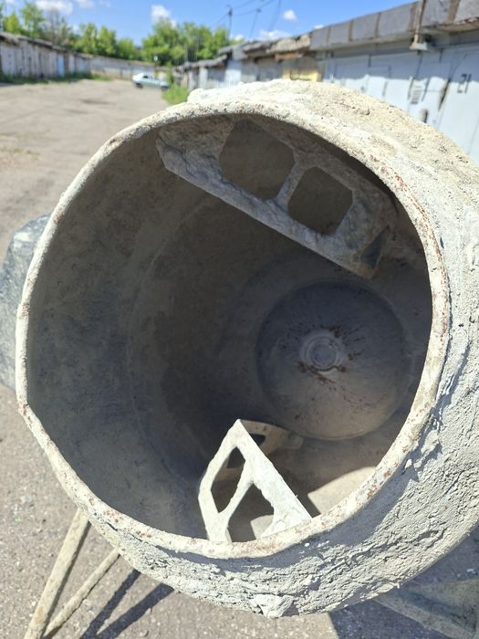 Бетономешалка в рабочем состояний