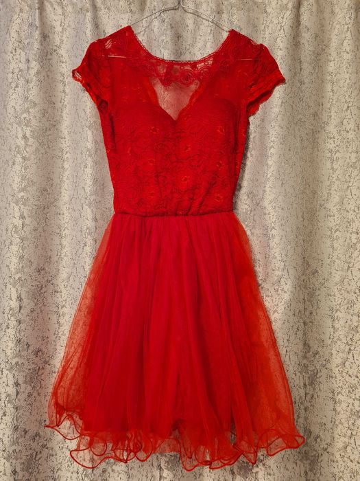 Rochita roșie cu tull