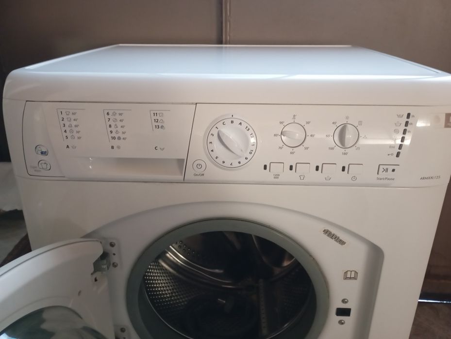Mașina de spălat Hotpoint Ariston cu uscator
