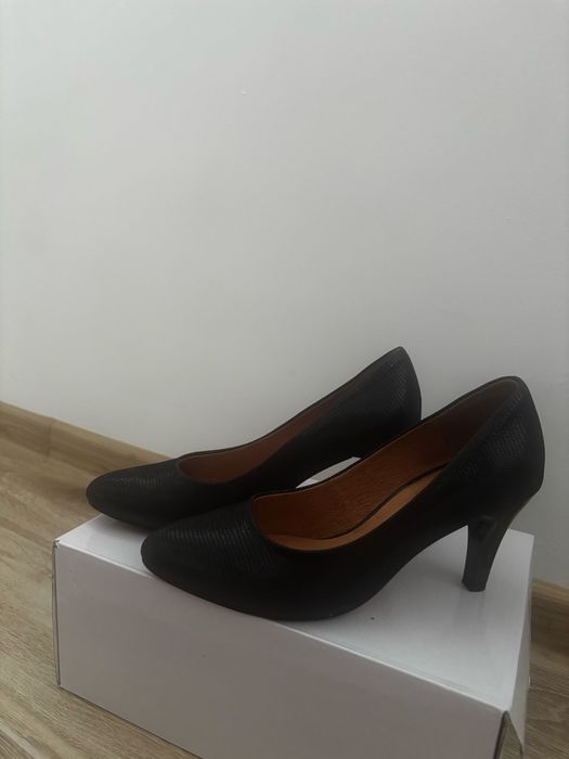 Черни обувки на ток!