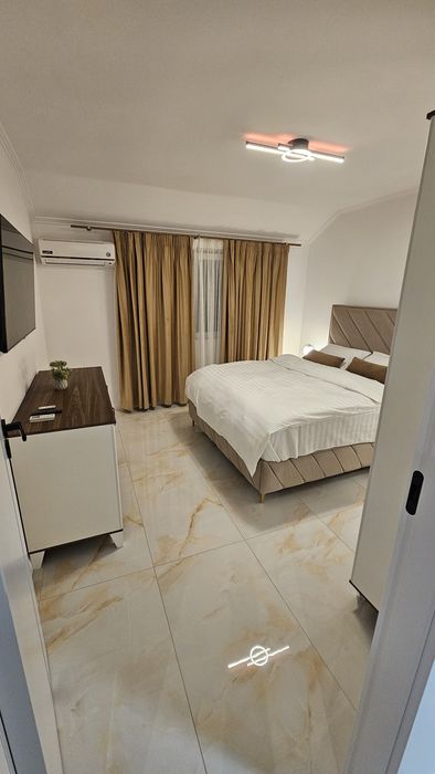 Închiriez apartamentin regim hotelier 3 camere.