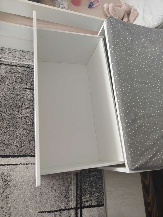 Lada Ikea. Stare foarte buna. Se da fara abtibildurile de pe usa