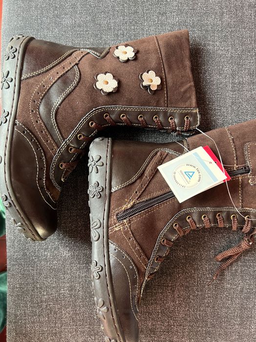 Нови детски ботуши от изкуствена кожа с текстилна подплата. Размер 36.