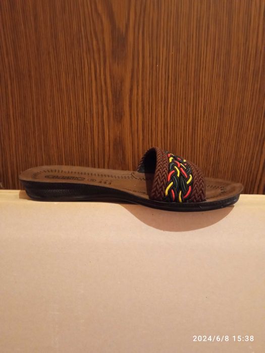 Шлепанцы женские коричневого цвета