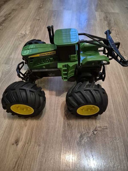 Tractor John Deere cu roti mari si telecomanda