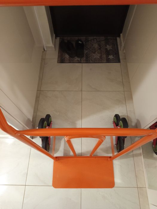 Товарна количка за стълби под наем