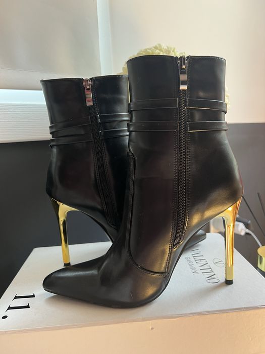 Дамски боти на висок ток