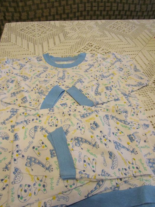 Лот от две поларени блузи-общо12лв.