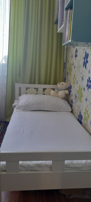 Кровать с матрасом и бортиком