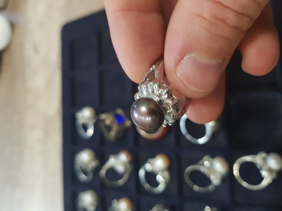 Пръстени със скъпоценни камъни и перли - различни модели