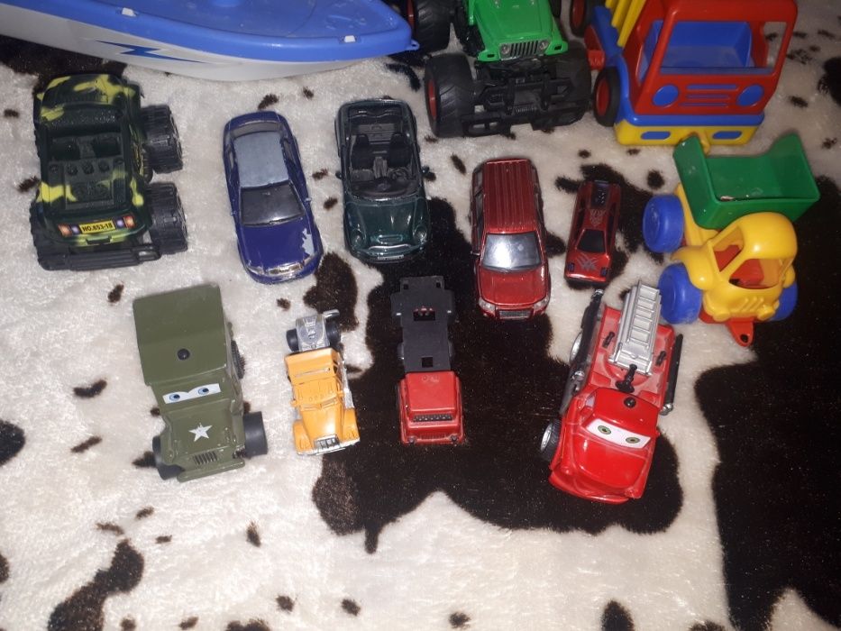 Пакет с машинками.
