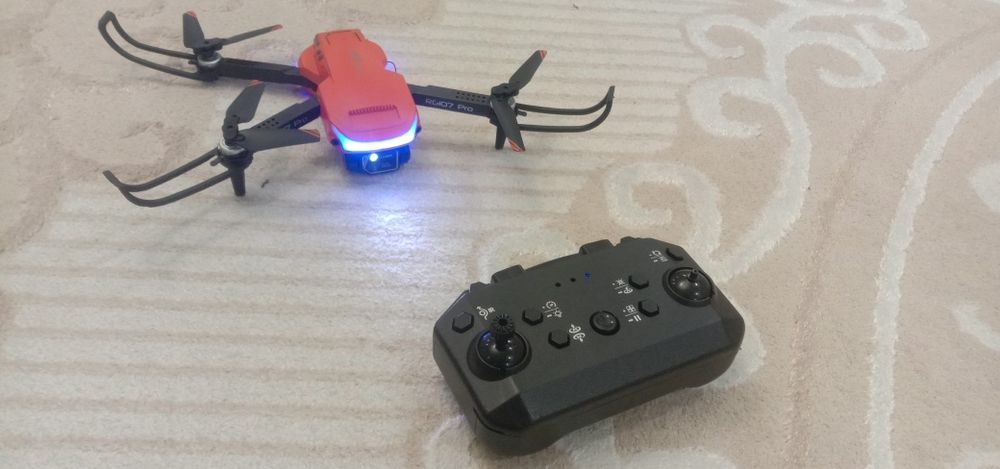 Дрон квадроптер.