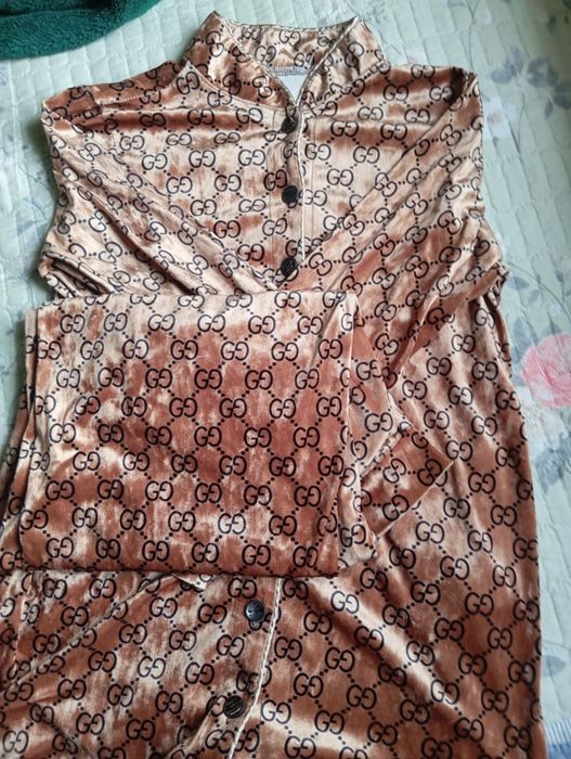 Koʻylaklar sotiladi kiyilgan