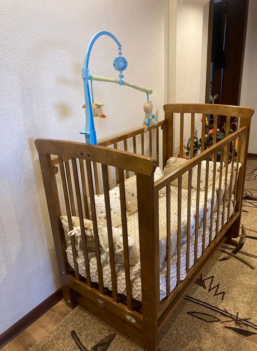 Манеж-кроватка с матрасом и с бортиками.