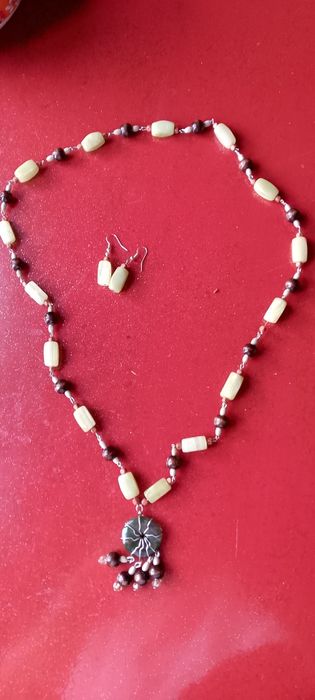 Украшение из натуральных камней.