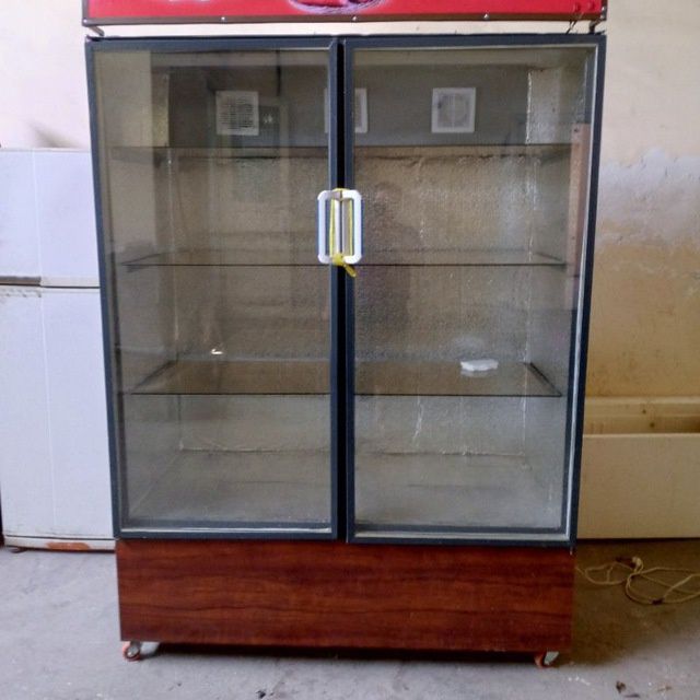 Витирина. Холоделниклар. Сотилади