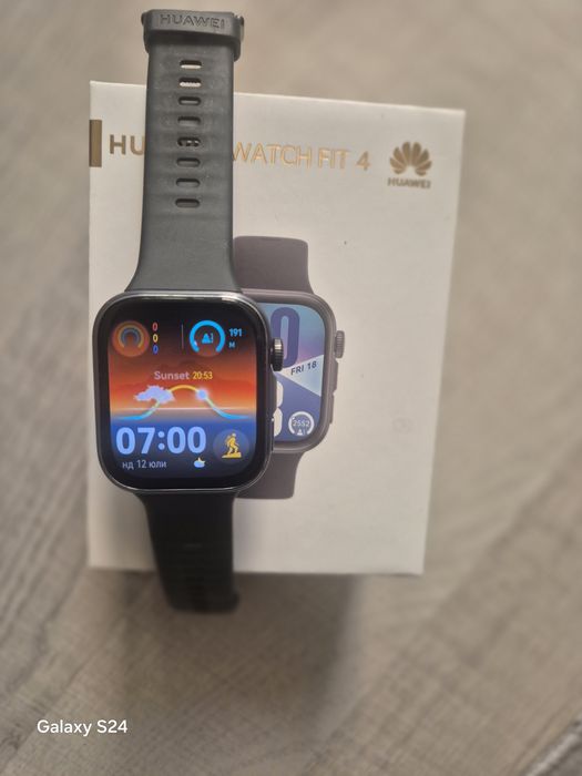 Часовник Huawei Fit 4