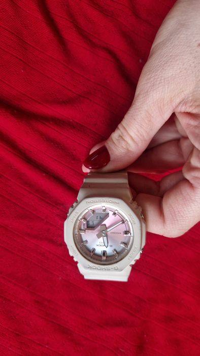 Часовник G-shock - цифров и аналогов