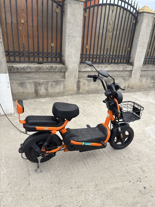 Scuter electric moped electric urban, cu două locuri.