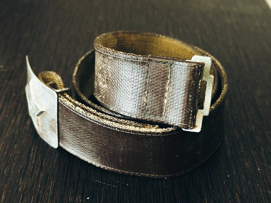 Пилотка, планшет,ремень.