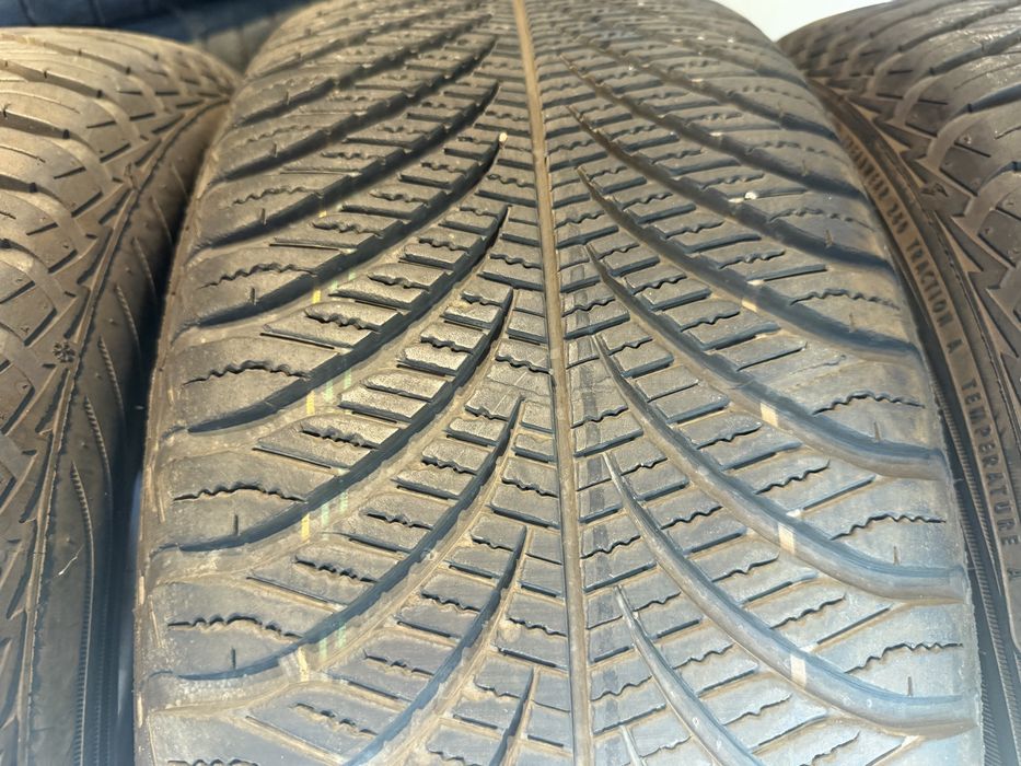 Anvelope All Season Goodyear Vector 4Seasons 215/55 R17 94V