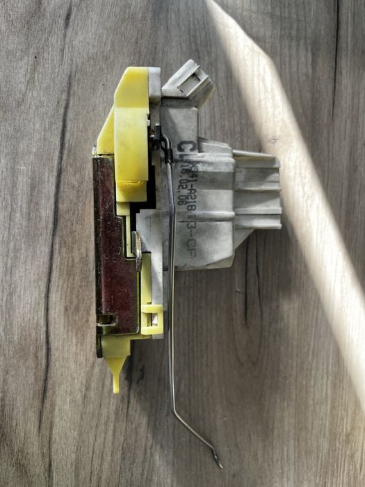 Брава за предна лява врата Форд Фокус