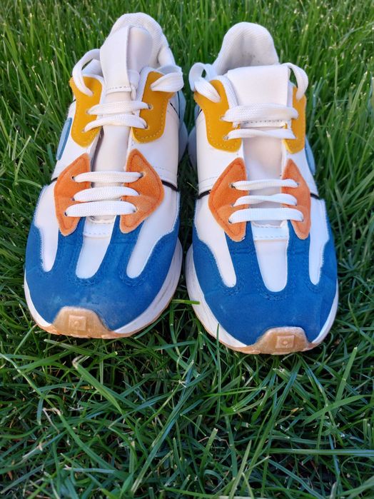 Многоцветни маратонки