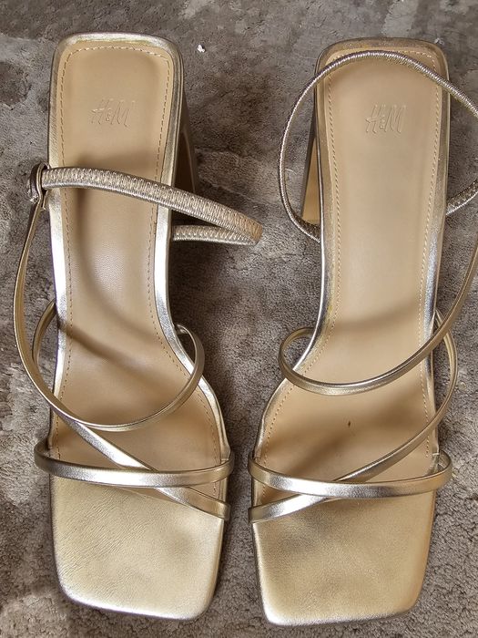 Златисти сандали H&M