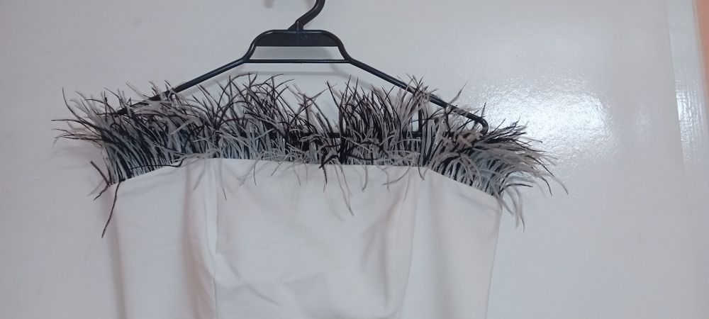 Бяла дамска рокля с пера