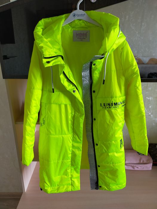 Продам куртку весна на девочку