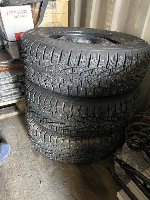 Зимние  4 шины на дисках R16 215/70