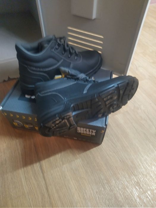 Срочно Продам  рабочий Сэфти ботинки новые