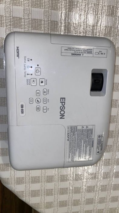 Проектор Epson EB-E01 в отличном качестве