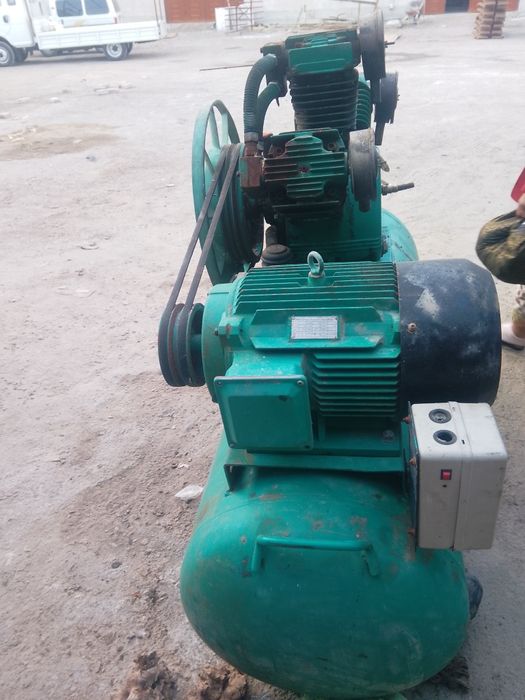 Kompressor  sotiladi