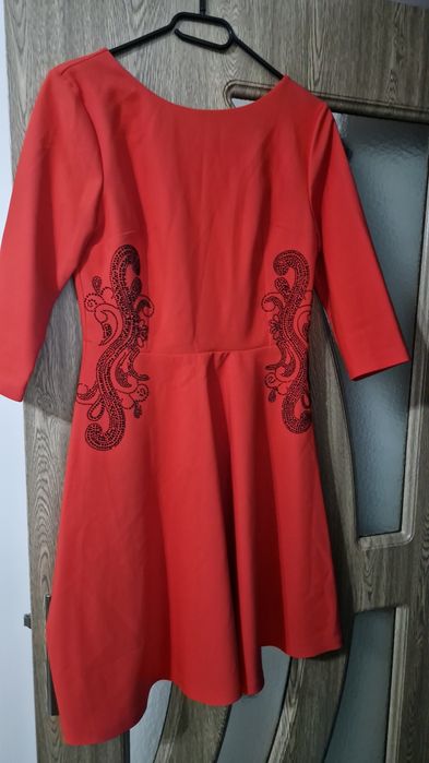 Rochie rosie cu strasuri negre